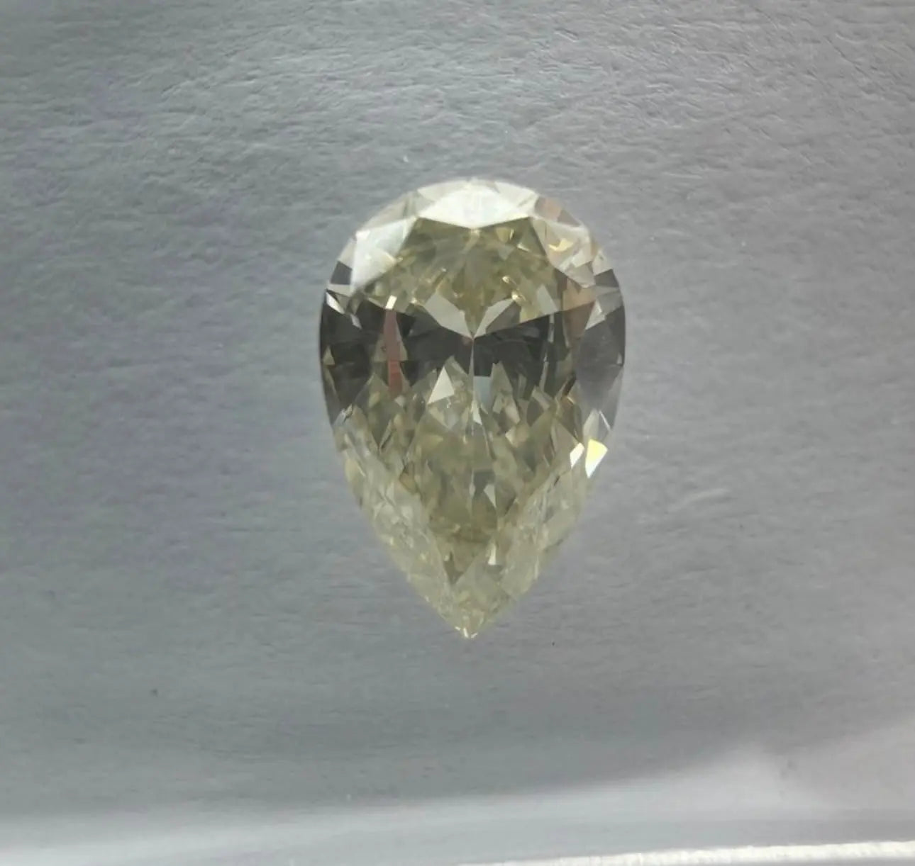 0,60 Karat Natürlicher Diamant Birnenschliff VS2 | IGI Zertifiziert Flora Diamonds